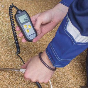 Martin Lishman minitemp grain temperature probe i a pile of grain