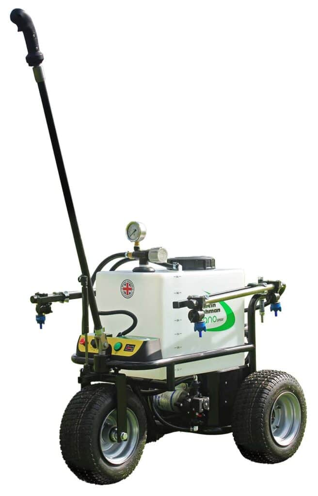 Das selbstfahrende Fußgängersprühgerät Nano-Spray verfügt über einen 1.5 m langen Klappausleger.