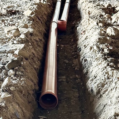 Underfloor ducts laid in a channel